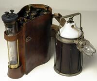 FK 0853
<br/>
Draagbare elektrische mijnlamp
<br/>
<em>Trouvé, Parijs</em>